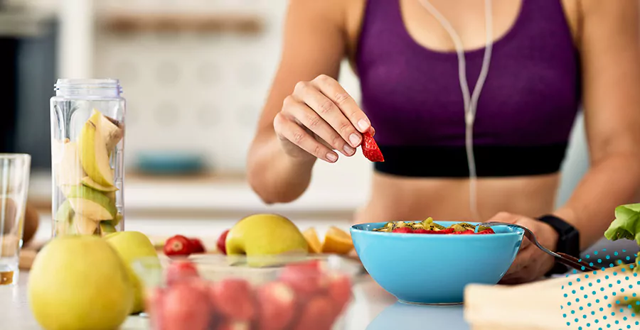 imagem de uma mulher montando um prato de comida com frutas