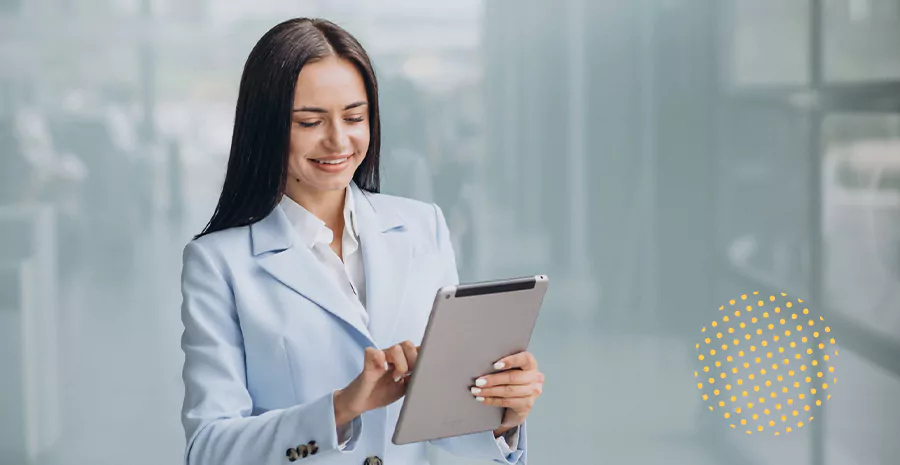 imagem de uma mulher sorrindo segurando um tablet