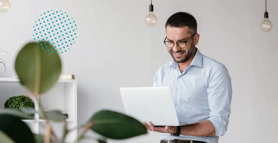 imagem de um homem sorrindo sentado na frente de um computador