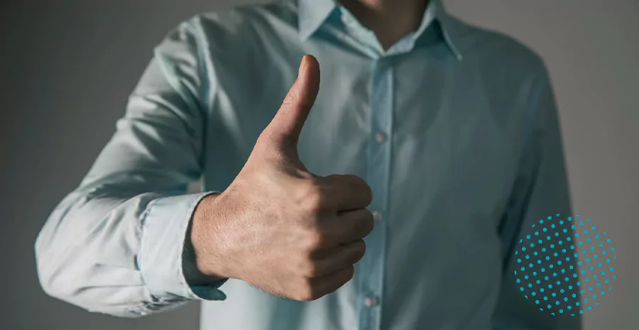 imagem de um homem fazendo sinal positivo com o dedo