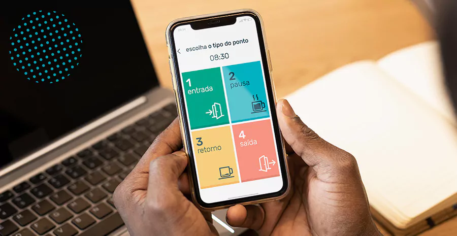 imagem de uma pessoa segurando um celular e usando o aplicativo de controle de ponto da pontotel