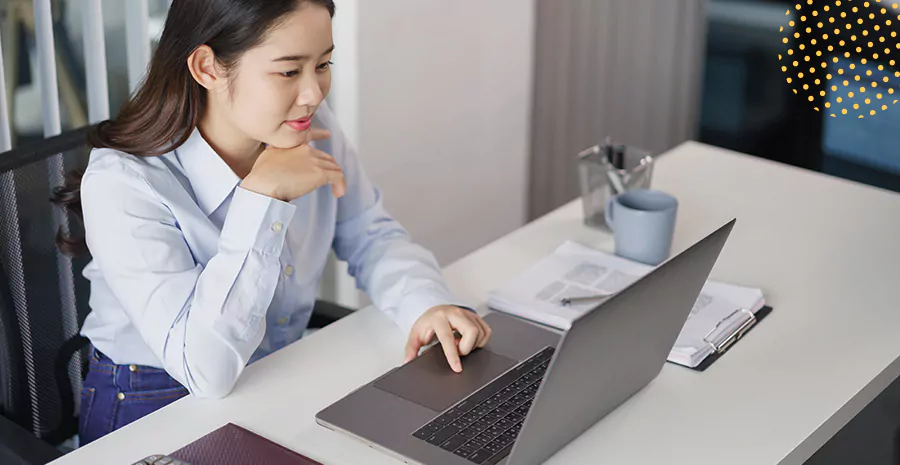 imagem de uma mulher sentada na frente de um computador