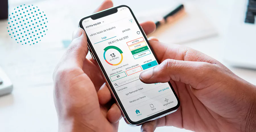 imagem de uma pessoa segurando um celular com o app da Pontotel