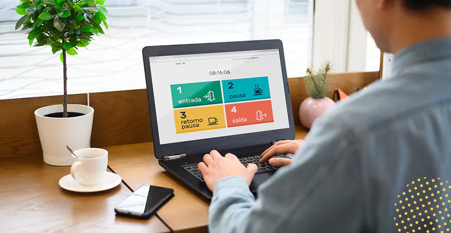 imagem de uma pessoa sentada na frente de um computador e usando o aplicativo de controle de ponto da pontotel