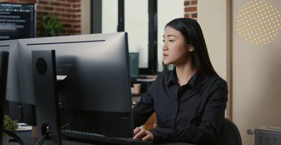 imagem de uma mulher sentada na frente de um computador