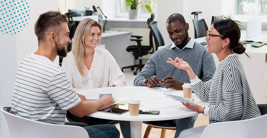 Quatro pessoas conversando em uma mesa