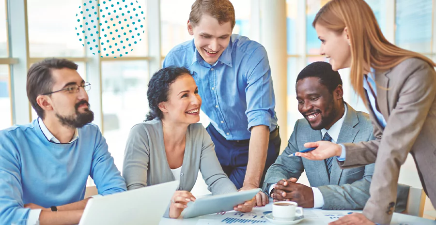 Grupo de funcionários em volta de uma mesa conversando