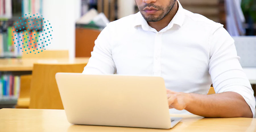 Um homem mexendo em um notebook