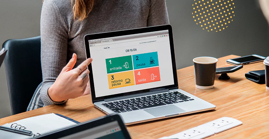 Tela de registro de ponto do PontoTel em um notebook