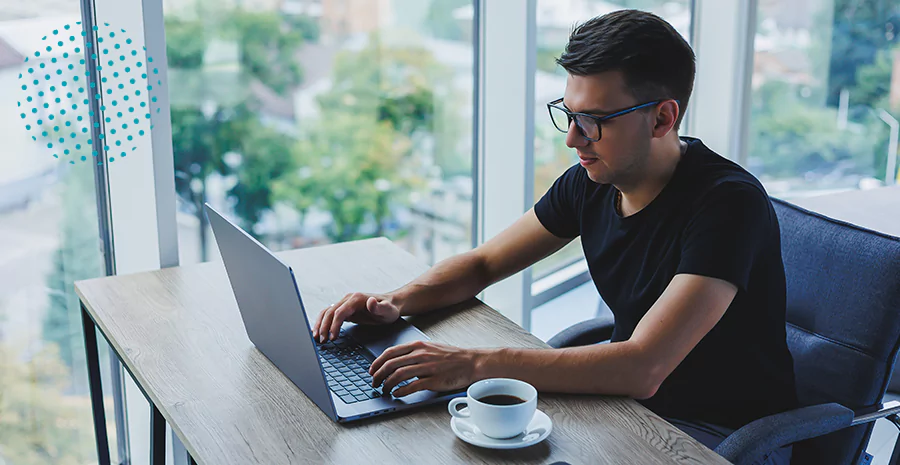 Um homem utilizando o notebook