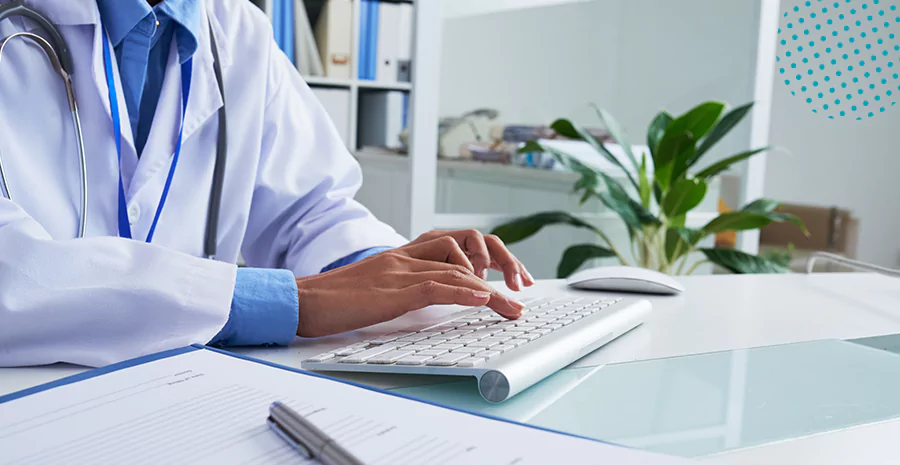 Um médico digitando em um teclado