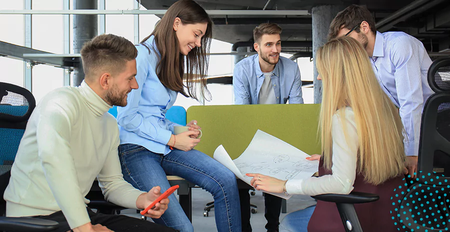 Um grupo de pessoas conversando sobre um projeto no papel