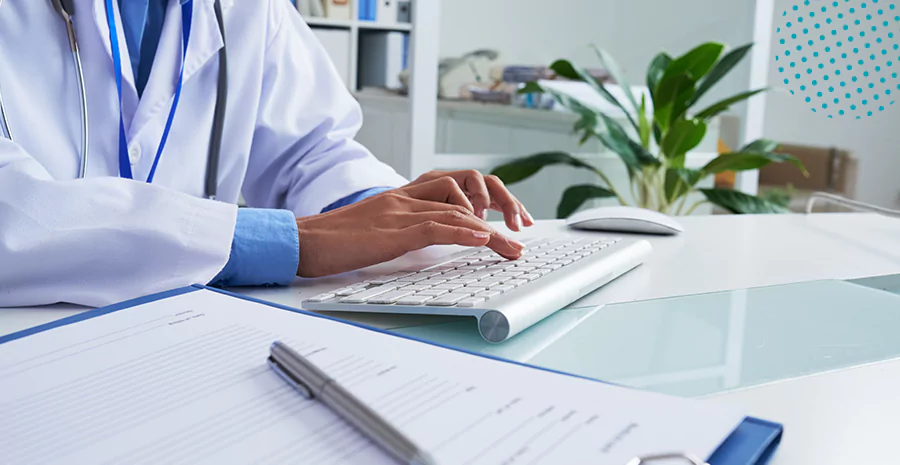 Um médico utilizando um teclado