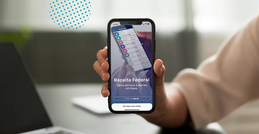 Um celular apresentando a tela da página da Receita Federal