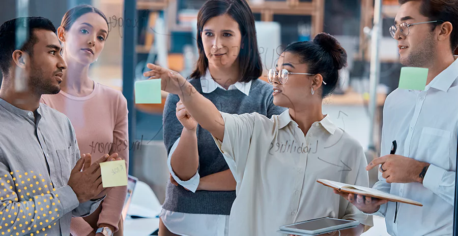 Quatro pessoas observam uma mulher apresentando