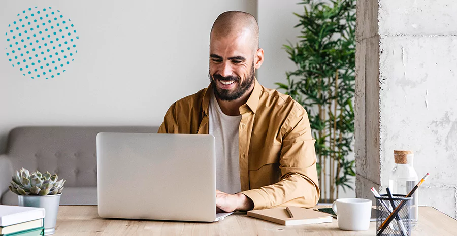 Homem utilizando o notebook