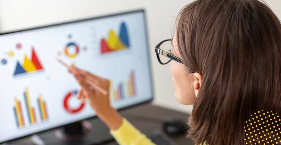 Mulher observando dashboards em um monitor