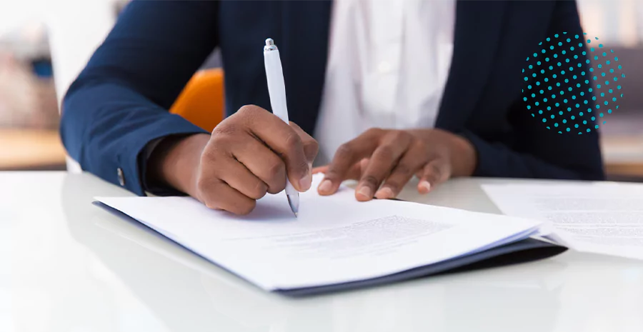 Homem assinando um contrato