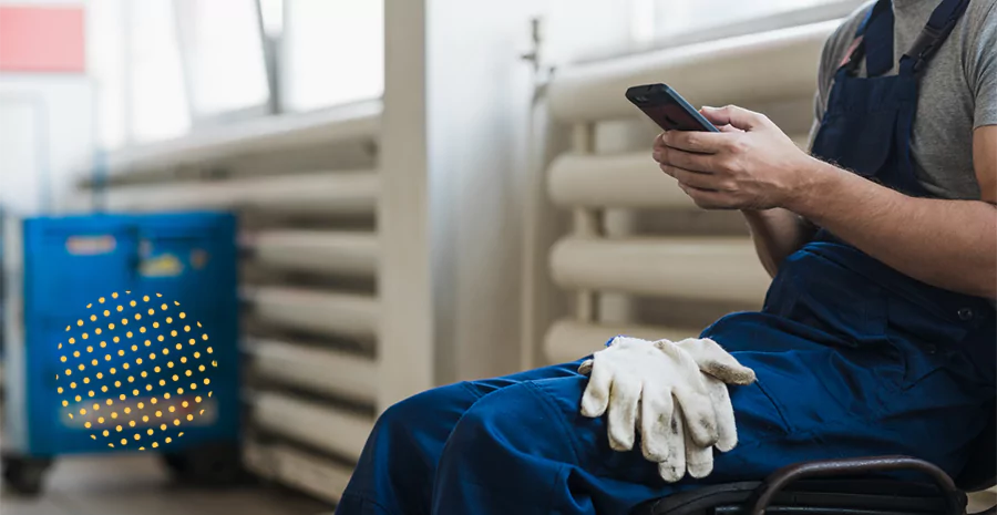 Homem utilizando um celular