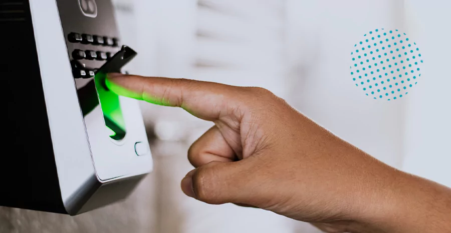 Homem utilizando o registro por biometria