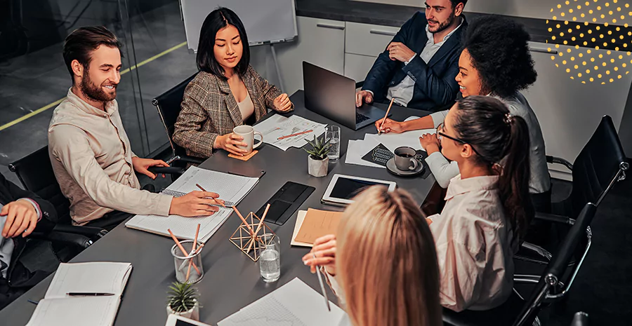 Vários trabalhadores conversando ao redor de uma mesa