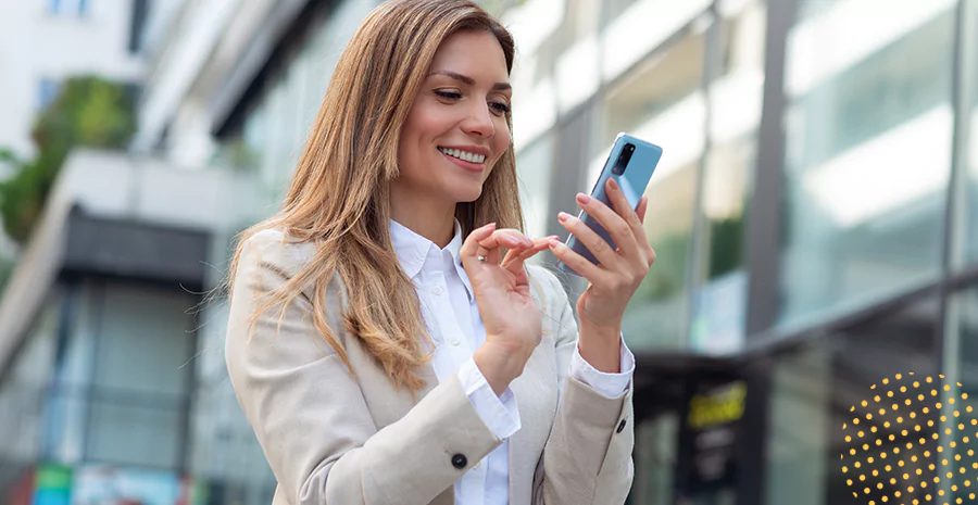 Mulher utilizando celular