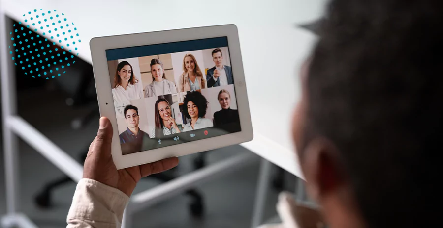 Homem em uma chamada de video com oito pessoas em um tablet