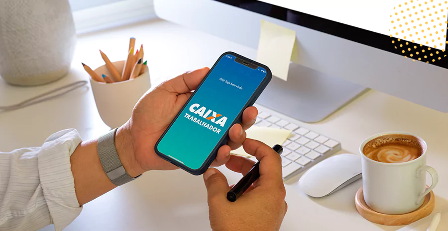 Celular apresentando o aplicativo da Caixa