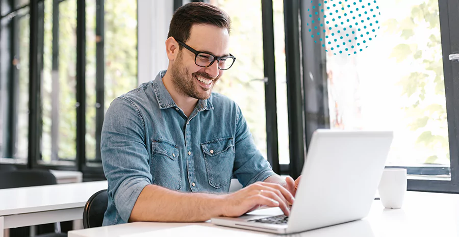 Homem utilizando um notebook