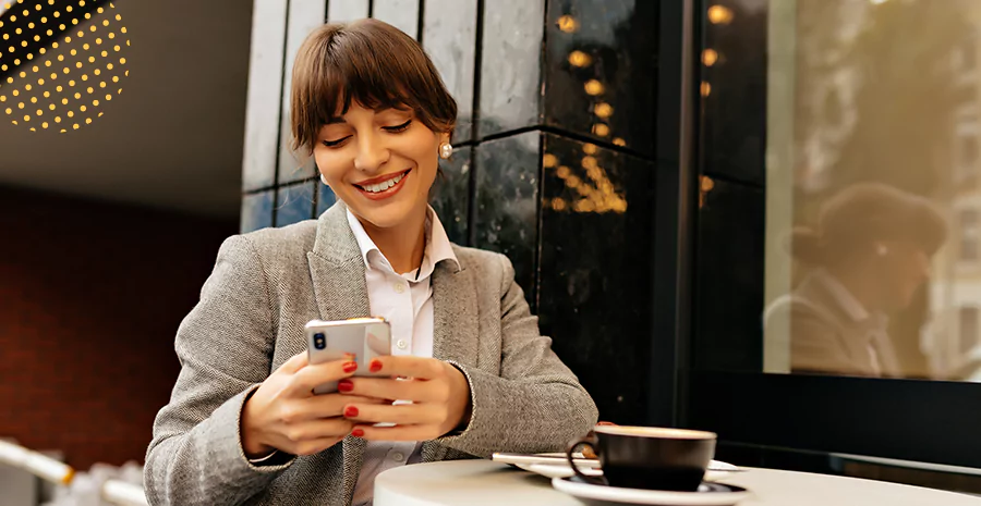 Mulher utilizando o celular