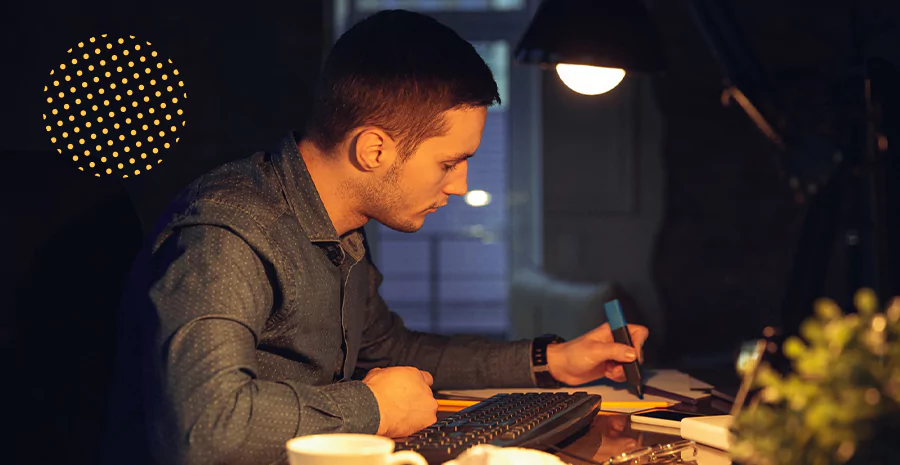 Homem grifando um texto