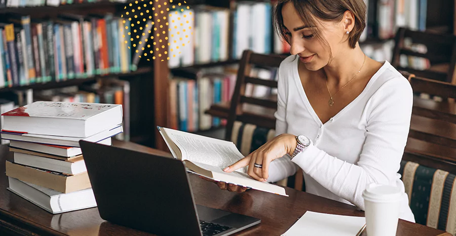 Mulher lendo um livro, imagem representa uma pessoa autodidata