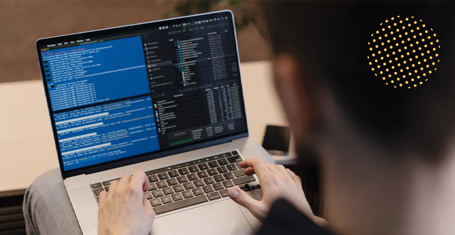 Homem programando