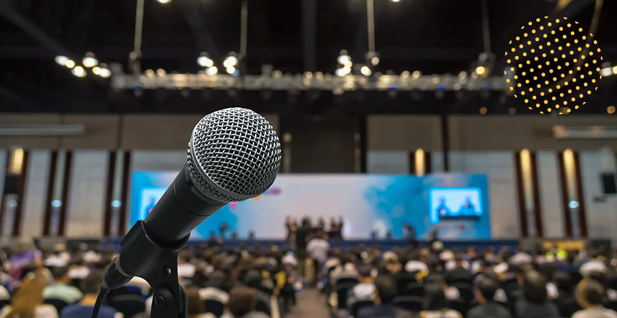 MIcrofone atrás de um palco