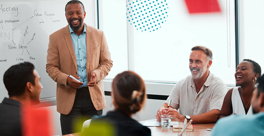 Várias pessoas em uma sala de reunião