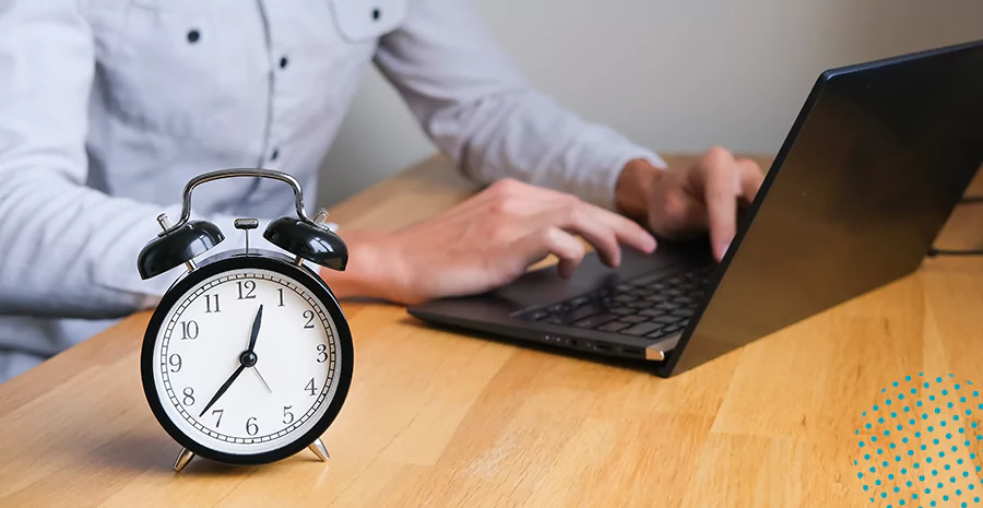 Homem utilizando um computador