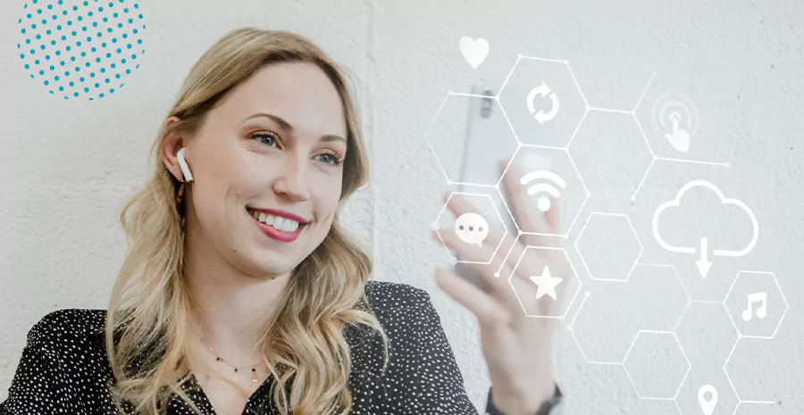 Mulher utilizando um celular, representando o Cloud Computing