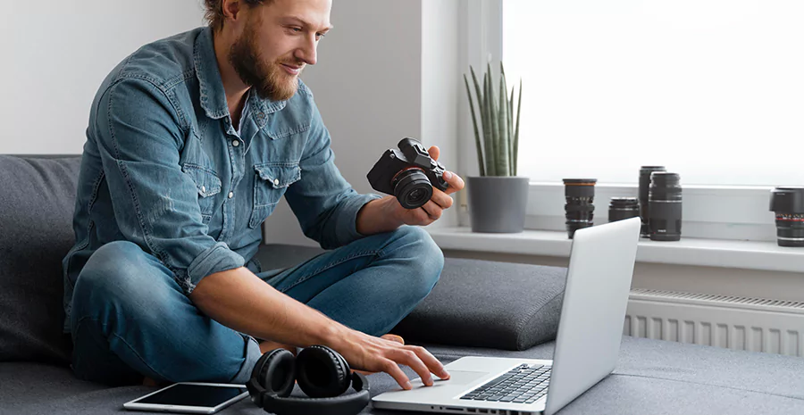Homem utilizando um notebook