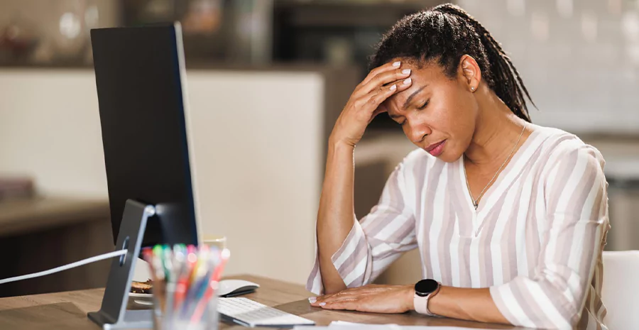 mulher onlando para computador com cara de preocupada