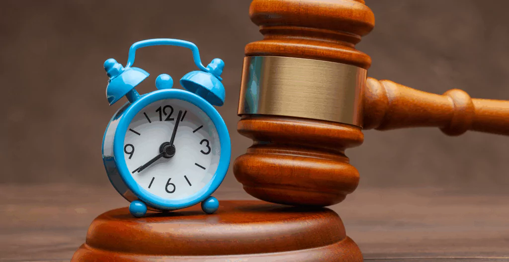 Martelo de juiz com relógio azul do lado