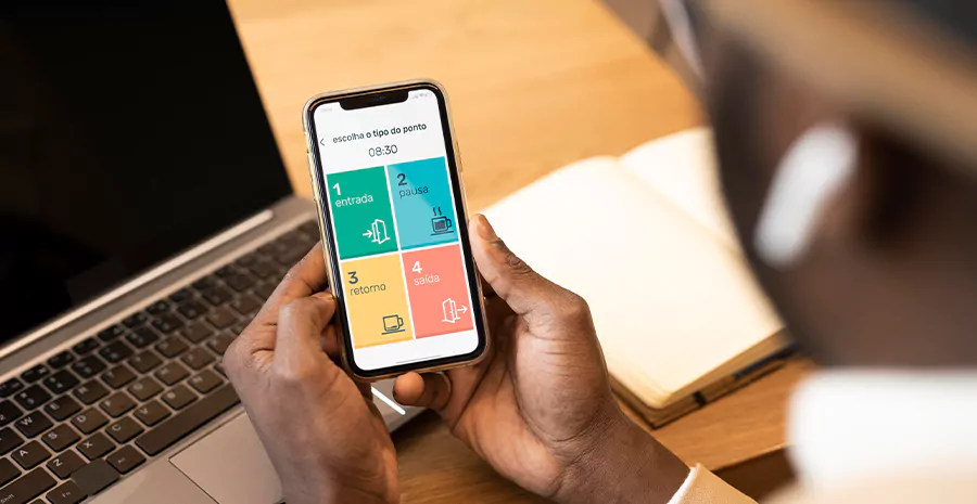 Homem registrando o ponto pelo Pontotel