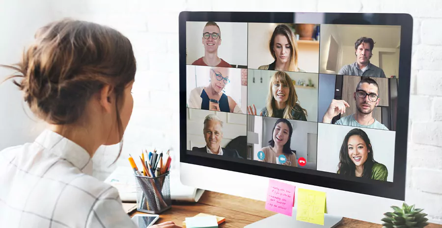 Mulher falando em uma videoconferencia