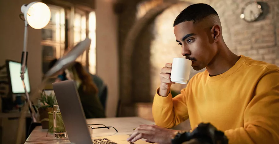 Homem utilizando o computador