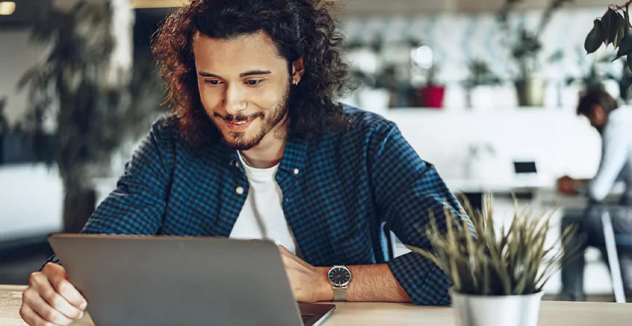 Homem utilizando um computador