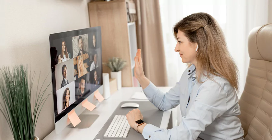 Mulher em uma videoconferência