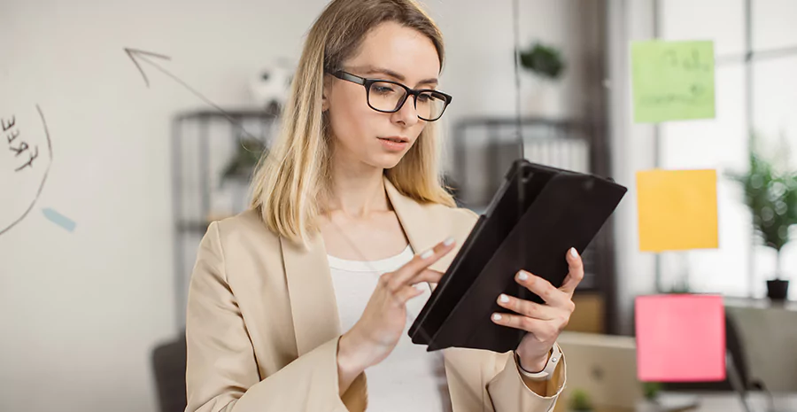 Mulher utilizando um tablet