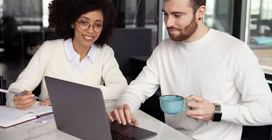 Duas pessoas observando um computador