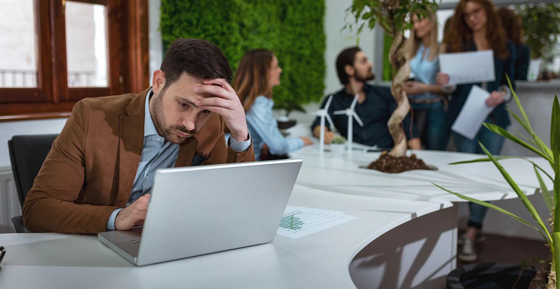 Imagem de Resenteeism no trabalho: como surgiu e principais  técnicas para evitá-lo no seu negócio