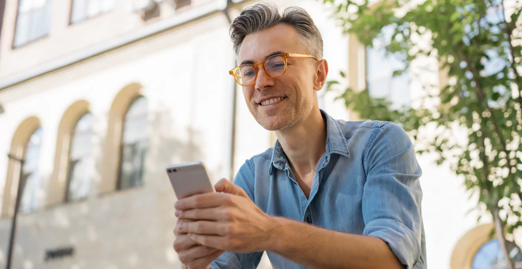 Homem utilizando celular
