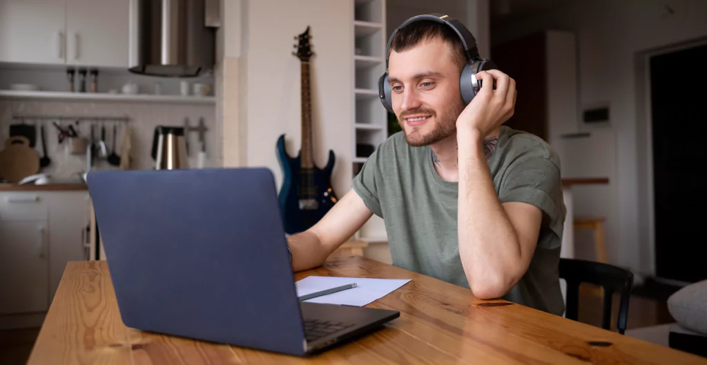 Homem utilizando um computador
